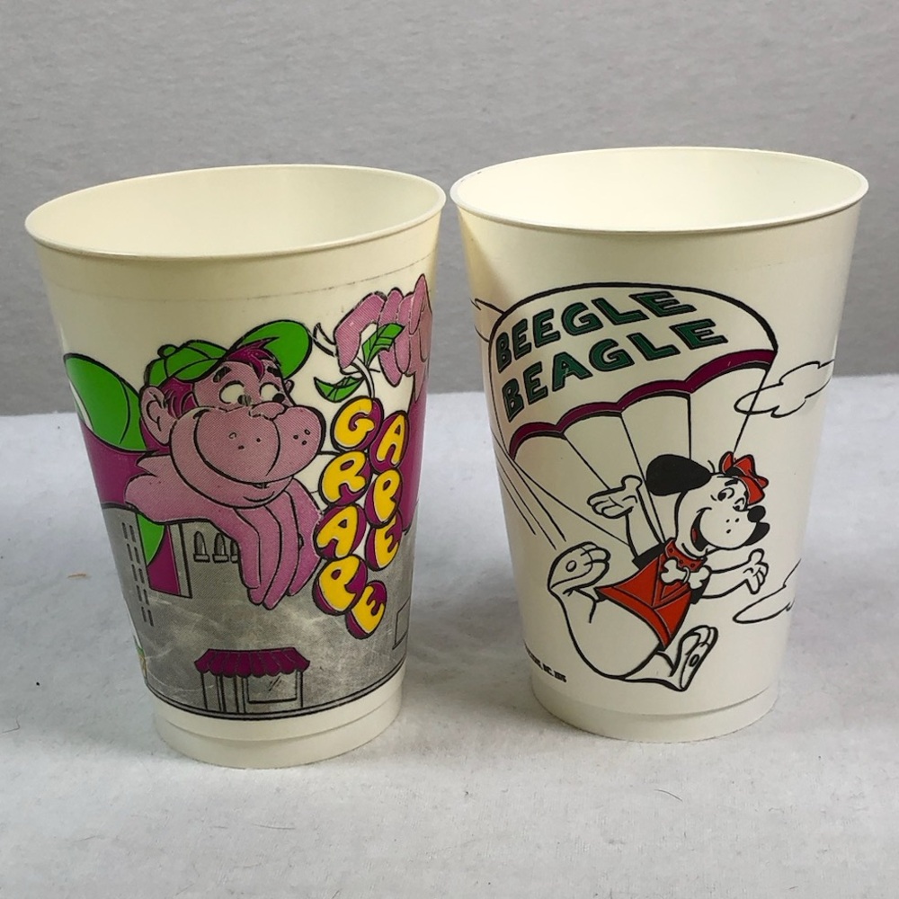 VINTAGE 1976 - 7-ELEVEN GRAPE APE AND BEEGLE BEAGLE PLASTIC SLURPEE CUPS